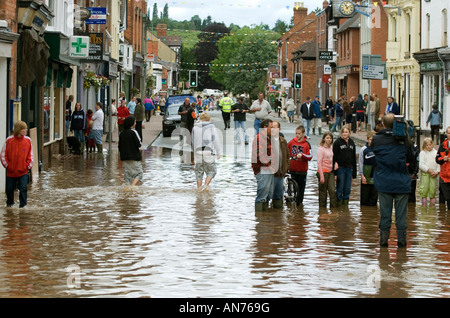 People walking through flooding in Tenbury Wells June 2007 Stock Photo