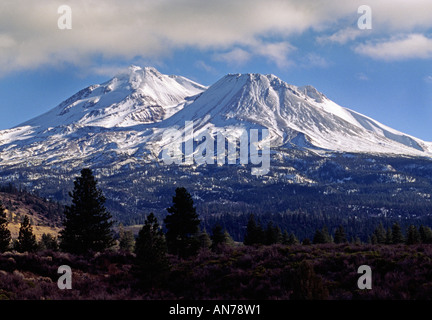 MOUNT SHASTA one of the CASCADE volcanoes is the jewel of NORTHERN CALIFORNIA Stock Photo