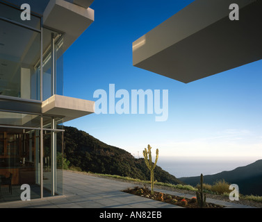 Feinstein Residence, Malibu, California, 2003. Cantilever with landscape and cacti . Architect: Stephen Kanner Stock Photo