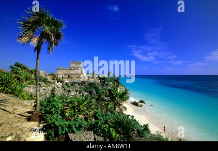 Tulum Mayan ruins on cliff overlooking ocean, Cancun, Mexico Stock Photo