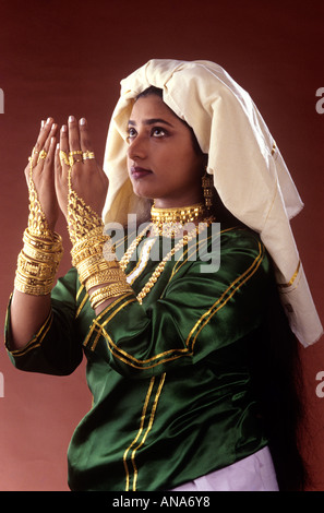Fotka „Beautiful Indian girl or women or kid wearing sari or saree as  Indian folk, classical dancer in dance pose wearing traditional dress for  females in Kerala, India. wearing ornaments and makeup. “