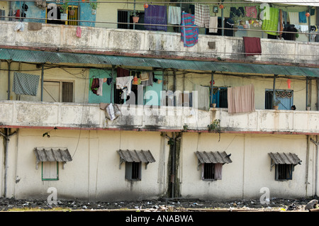 Rail workers housing backing onto a rail line, Mumbai Stock Photo