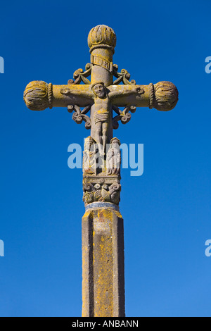 A listed cross on a lane, in Sermentizon (Puy de Dôme - France). Une croix de chemin classée à Sermentizon (France). Stock Photo