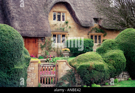 Classic thatched cottage scene in Chipping Campden, Cotswolds, Gloucestershire, England, UK, Europe Stock Photo