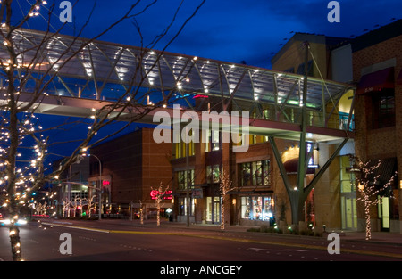 USA, Washington, Bellevue, Downtown, Lincoln Town Center, shopping and dining. Stock Photo