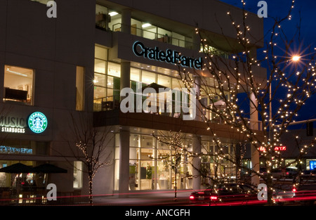 USA, Washington, Bellevue, Downtown, Lincoln Town Center, shopping and dining. Stock Photo