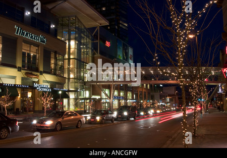 USA, Washington, Bellevue, Downtown, Lincoln Town Center, shopping and dining. Stock Photo