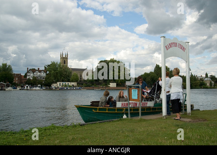 the ferry from Molesey to Hampton on the River Thames Stock Photo