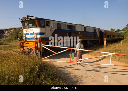 Mynamar Burma Southern Shan State Kalaw area Train from Taungyi to Thazi at a level crossing Stock Photo