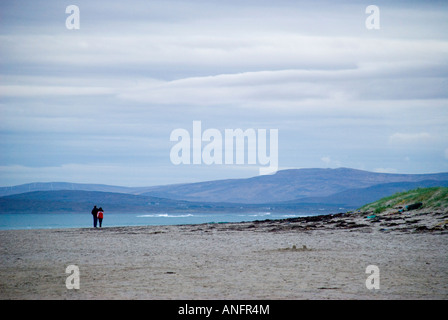 Narin Beach Ardara County Donegal Ireland A couple walk on the beach Stock Photo