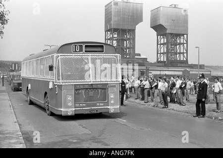 Armoured bus drives strike breaking miners into Warsop Colliery during the 1984 dispute Stock Photo