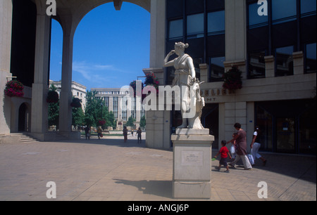 Montpellier France Antigone Architect Ricardo Bofill (Catalan)  Statue of Diane de Versailles Stock Photo