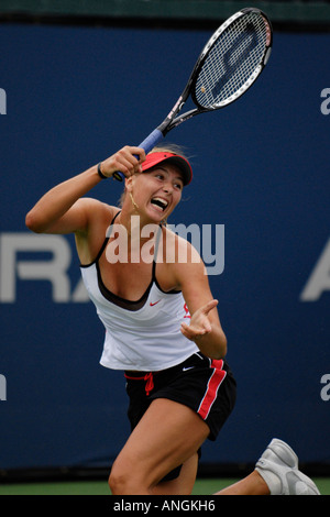 maria-sharapova-reaches-for-a-