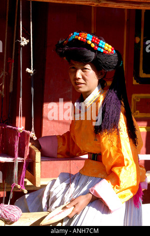 a Yunnan  Mosu minority at home To work at a loom. Stock Photo