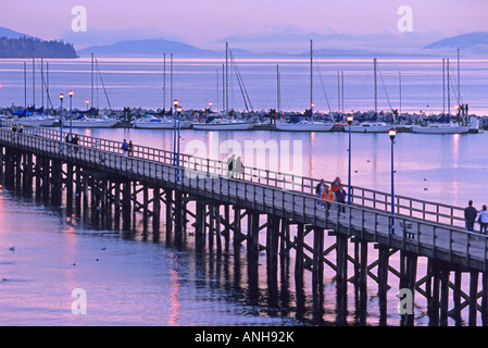 White Rock pier, 500 metres long, built in 1913 as a steamship landing dock; and Boundary Bay at twilight, White Rock, British C Stock Photo