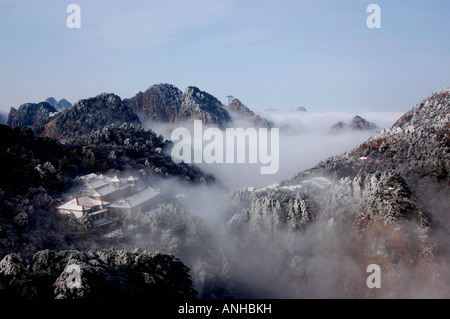 low hanging clouds in Chinas Huang Shan mountain Stock Photo