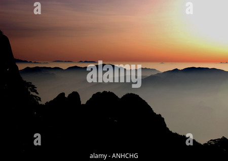 low hanging clouds in Chinas Huang Shan mountain Stock Photo
