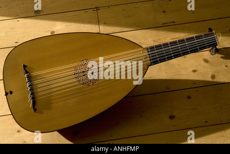 Liuto This lute is a medieval and Renaissance stringed instrument, showing ...
