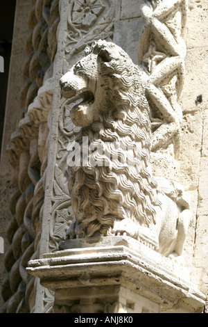 Carved lion detail on the portal of Church of san Francesco in exquisite traventine marble Piazza del Popolo in Ascoli Piceno Stock Photo