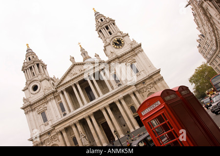 UK London Saint Pauls Cathedral K6 Phone boxes on Ludgate Hill Stock Photo