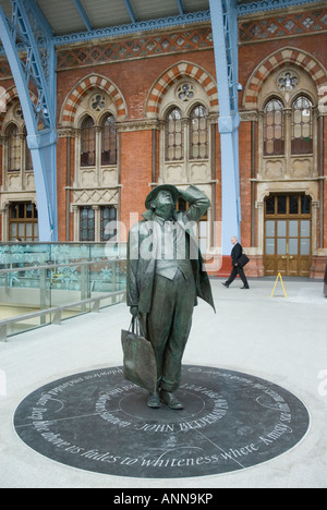 sculpture of John Betjeman in the newly refurbished St Pancras station Stock Photo