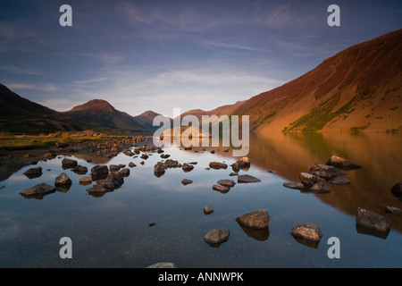 Reflections of Yew Barrow, Great Gable and Lingmell on the surface of Wast Water in the Lake District Stock Photo