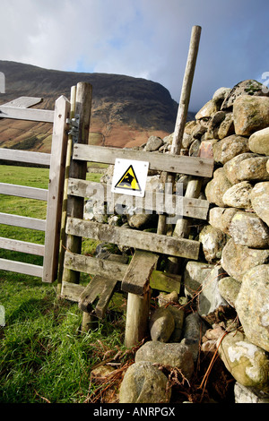 Beware of the Bull warning sign on stile at edge of field Stock Photo