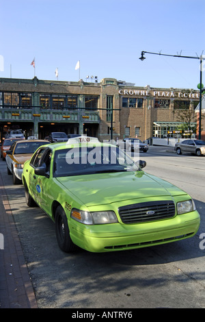 Taxi cabs parked at the kerbside waiting for fares in a US City Stock Photo