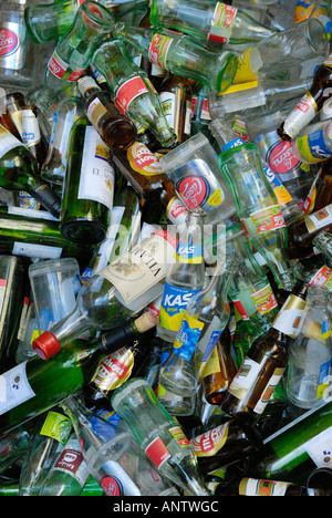 GLASS RECYCLING BOTTLES WASTE BACKGROUND PATTERN Stock Photo - Alamy