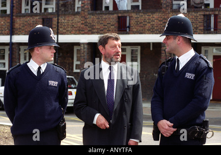 Former Home Secretary David Blunkett flanked by police officers during a walkabout on a Lambeth housing estate, London, UK. Stock Photo