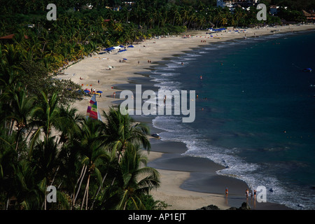 Foto de Sunny Praia De Playa La Ropa e mais fotos de stock de Zihuatanejo -  Zihuatanejo, México, Praia - iStock