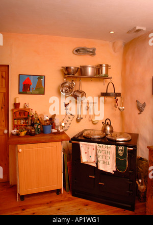 AN AGA IN THE KITCHEN OF A HOUSE BUILT WITH STRAW BALE WALLS WITH A RENDERED COVERING GLOUCESTERSHIRE UK Stock Photo