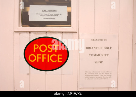 THE VILLAGE SHOP AND POST OFFICE AT BRIANTSPUDDLE IN DORSET UK Stock Photo