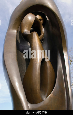 Henry Moore at Kew, close up of Large Upright Internal / External Form 1981-82 Stock Photo