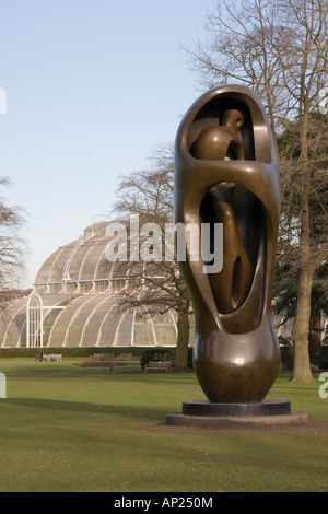Henry Moore at Kew, Large Upright Internal / External Form 1981-82 Stock Photo