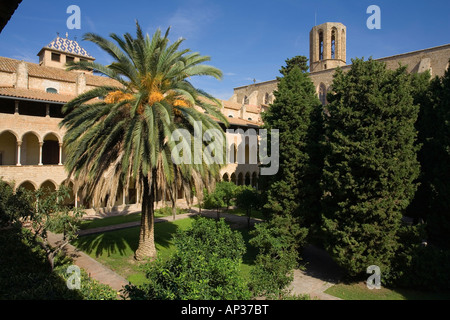 cloistered courtyard, Monestir de Pedralbes, gotic abbey, Pedralbes, Barcelona, Spain Stock Photo
