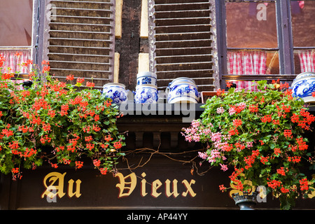 GERANIUMS AND POTS ON WINDOW LEDGE STRASBOURG Stock Photo