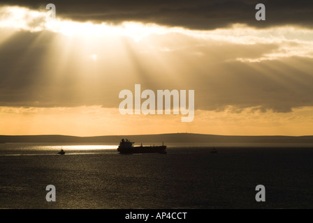 dh Oil tanker SCAPA FLOW ORKNEY Tugs manoeuvring super tanker vessel Stock Photo