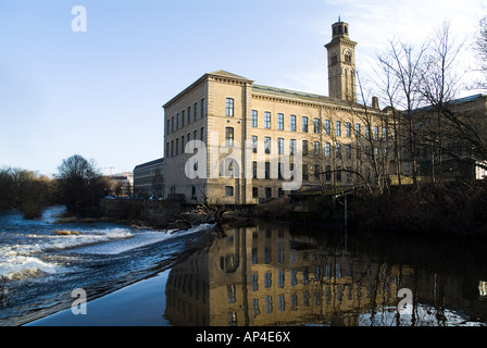 dh Salt Mill SALTAIRE WEST YORKSHIRE Titus Salts New mill buildings and tower Stock Photo