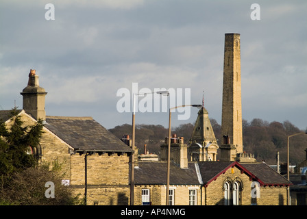 dh  SALTAIRE WEST YORKSHIRE Titus Salts Victorian village and Salt Mill chimney Stock Photo