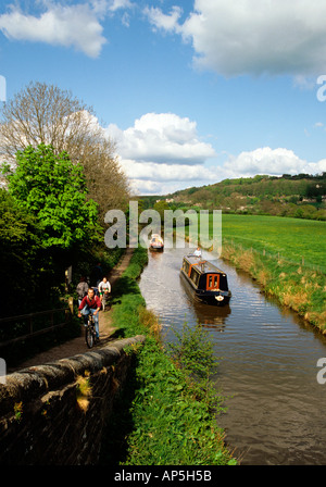 Cheshire Kerridge boats on the Macclesfield Canal with cyclists on the towpath Stock Photo