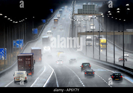 VEHICLES IN HEAVY RAIN SPRAY ON THE M6 MOTORWAY NEAR CANNOCK,WEST MIDLANDS RE DANGEROUS DRIVING CONDITIONS ETC,ENGLAND.UK Stock Photo