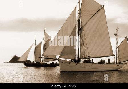 The French navy owned gaff yawl Mutin and the British gaff schooner Hoshi under sail Stock Photo