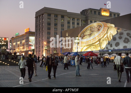 CROWDS OF PEOPLE AND LARGE ROLEX WATCH ADVERTISEMENT MANEZHNAYA SQUARE DUSK MOSCOW RUSSIA Stock Photo