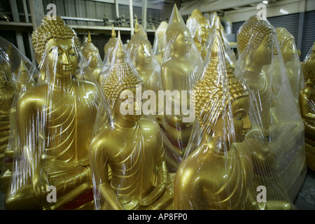 THA, Thailand, Bangkok, 20.02.2006: Buddah Factory. Handmade Buddha statues of all kinds and sizes are made here Stock Photo