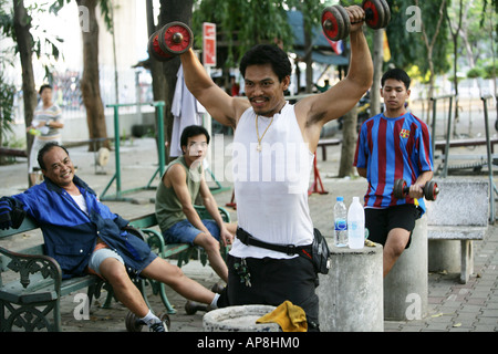 THA, Thailand, Bangkok, 20.02.2006: Sports park in Khlong San, fitness centre, weight lifting, under the Taksin Bridge Stock Photo