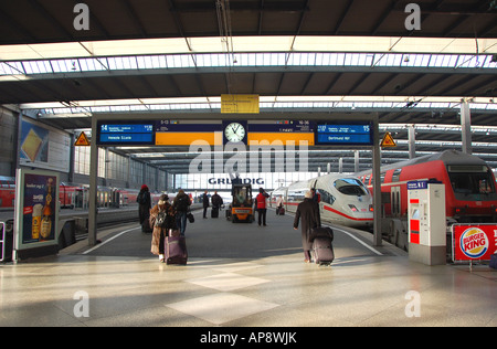 Platforms at Munich's main railway station, the Hauptbahnhof, Munich, Germany Stock Photo