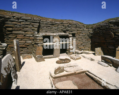 dh  SKARA BRAE ORKNEY Neolithic village prehistoric house room hearth and dresser Stock Photo
