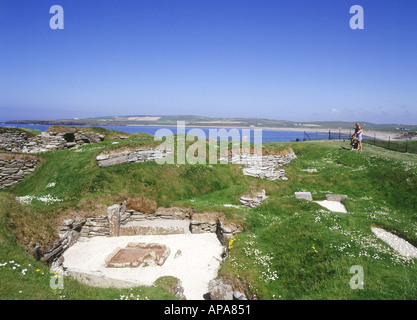 dh Bay of Skaill SKARA BRAE ORKNEY Tourists Prehistoric neolithic village settlement stone house room ruins Stock Photo