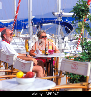 COUPLE BY HARBOUR IN AGHIA EFIMEA KEFALONIA GREECE Stock Photo